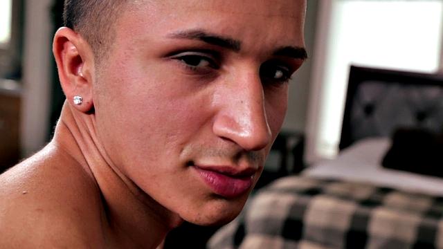 Ripped amateur stud masturbates in solo action