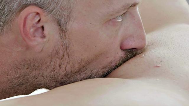 Татуированная красотка пришла на массаж и ушла довольная по уши