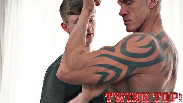 Феликс Мейз накачан и татуирован, трахает по-гейски на тренировке