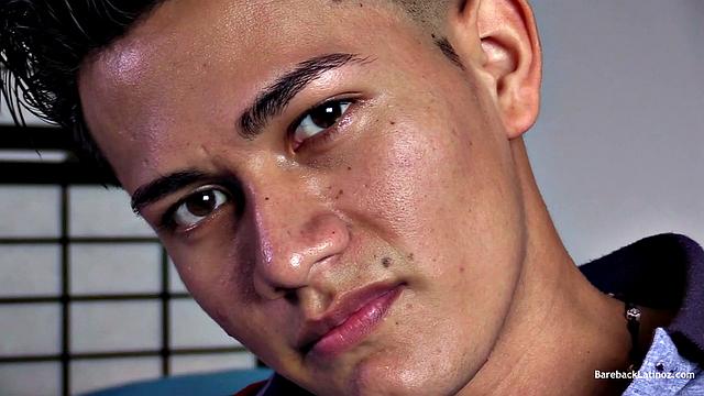 Мигель Анхель показывает свой большой член и кончает на руку партнёра