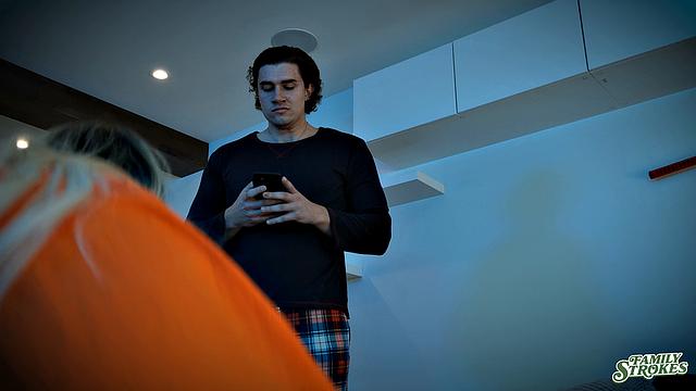 Жаркий домашний секс с молодой, под страхом разоблачения - страсть берет верх!