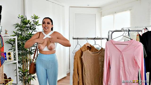 Две зрелые продавщицы наказывают Диану Риус за кражу в бутике и трахают её втроём с Альберто Бланко в примерочной комнате.