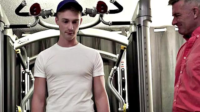 подкачанный парень трахается с двумя зрелыми качками после минета без резинки