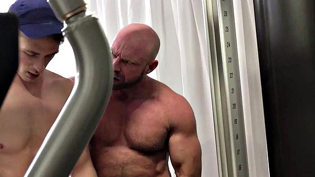 Barebacking twunk joins gym DILFS in 3way action after BJ