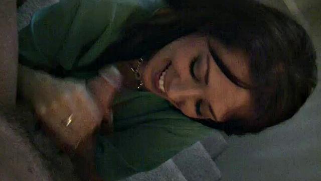 брюнетка сосет в pov и выплевывает сперму