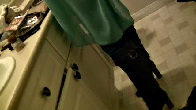 брюнетка сосет в pov и выплевывает сперму