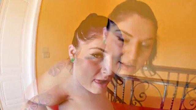 Смотри, как татуированная малышка принимает два члена в жопу и кайфует от двойного проникновения