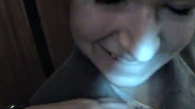 стройная брюнетка дрочит в душе отеля