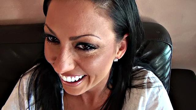 татуированная тиффани брукс получает жёсткий трах на камеру