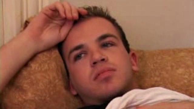 Austin Joseph дрочит на камеру и засовывает себе дилдо глубже, чем обычно - мужской оргазм в кадре.