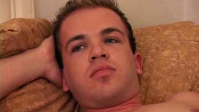 Austin Joseph дрочит на камеру и засовывает себе дилдо глубже, чем обычно - мужской оргазм в кадре.