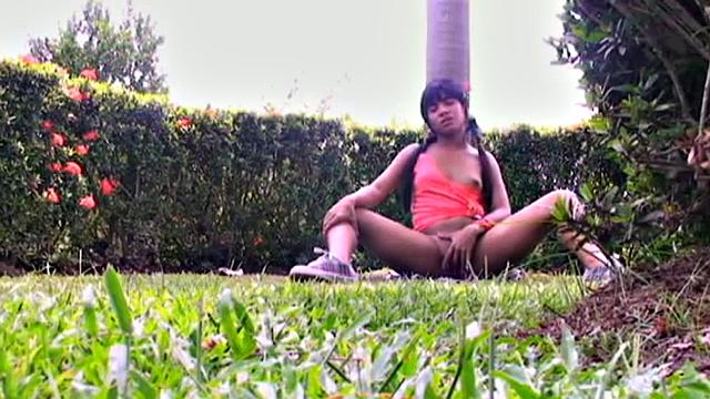 Tobie Teen Orgasm Outdoor