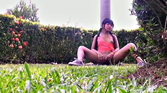 Tobie Teen Orgasm Outdoor