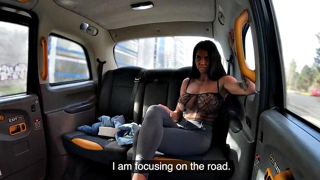 водила жестко долбит латинку с огромными сиськами на заднем сиденье