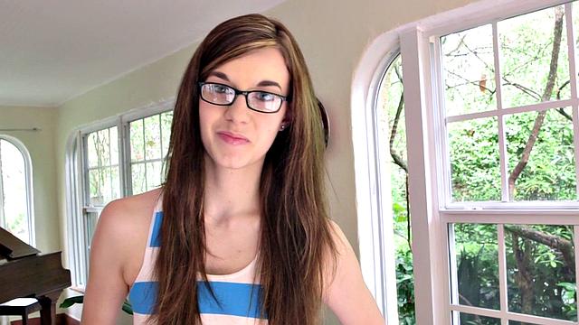 Худая геймерша-брюнетка получает в лицо после жаркого траха