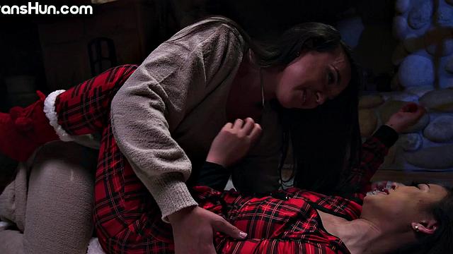 страстная транса жёстко трахается с азиаткой у камина