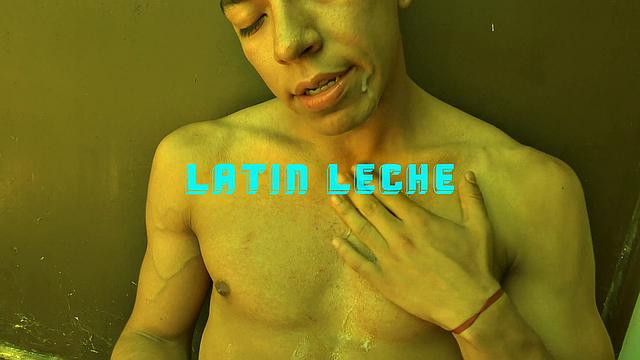 колумбийский медбрат трахается за деньги в горячем душе