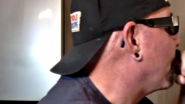 Gloryhole DILF fucked in homemade closeup video