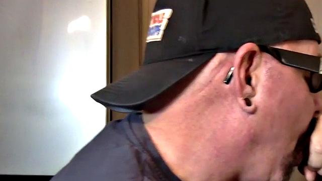 Gloryhole DILF fucked in homemade closeup video