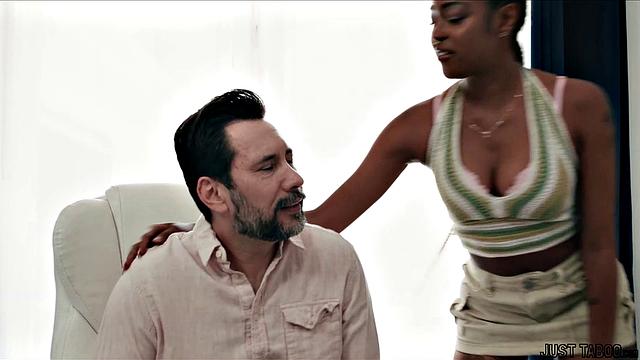 Томми Пистол жарко трахает зрелую падчерицу Дестини Мира в спальне жены!