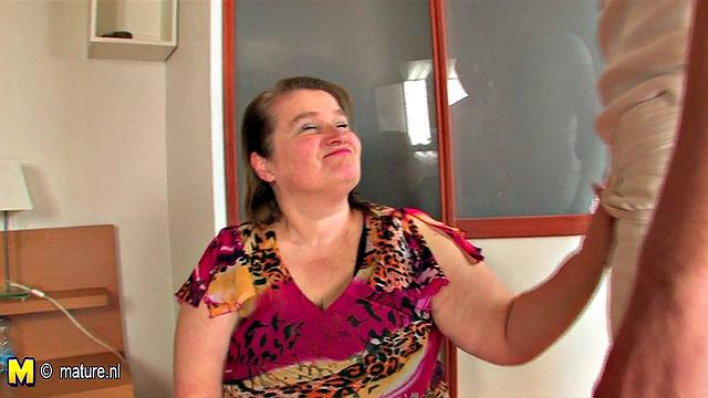 зрелая с большими сиськами сосёт и трахается по полной