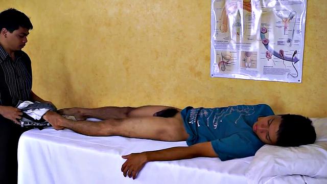 доктор довёл азиатского парня до предела в медкабинете