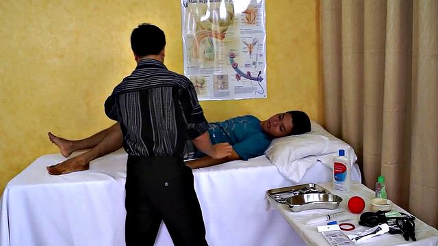 доктор довёл азиатского парня до предела в медкабинете