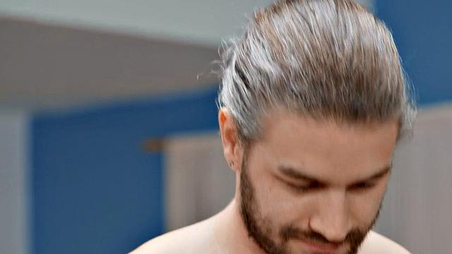 спортивный парень мастурбирует и шутит про личный рекорд