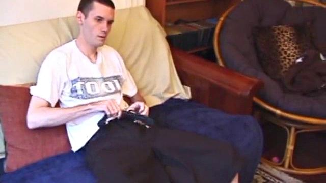 Логан дрочит и кончает на камеру