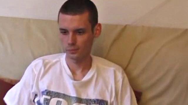 Логан дрочит и кончает на камеру