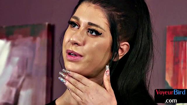 сексуальная дама на каблуках сводит дрочуна с ума своим стриптизом