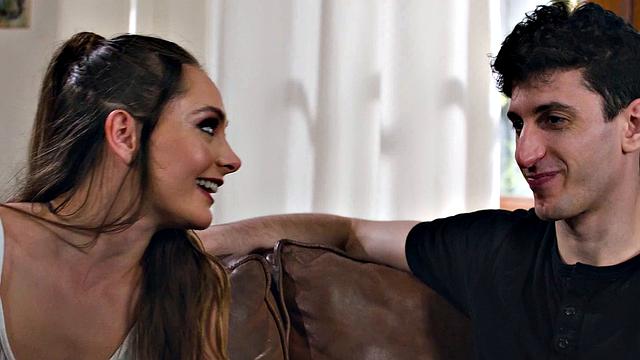 Кайли Рокет наблюдает, как парень трахается с её подругой Афтен Опал