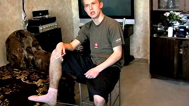 Максим наслаждается курением в одиночестве - Maxim Enjoys Smoking Alone