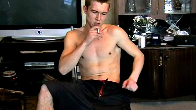 Максим наслаждается курением в одиночестве - Maxim Enjoys Smoking Alone