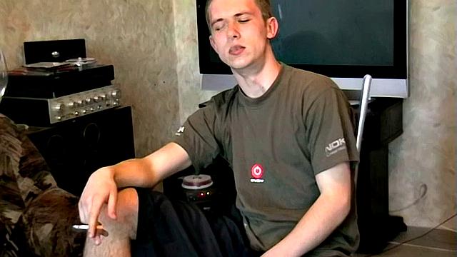 Максим наслаждается курением в одиночестве - Maxim Enjoys Smoking Alone
