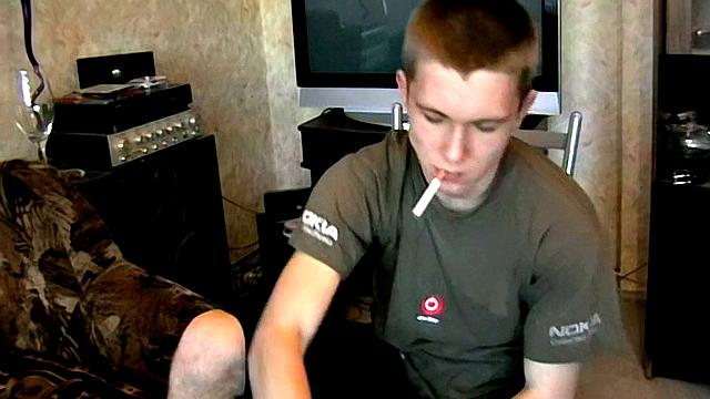 Максим наслаждается курением в одиночестве - Maxim Enjoys Smoking Alone