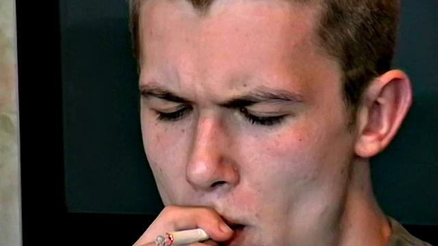 Максим наслаждается курением в одиночестве - Maxim Enjoys Smoking Alone