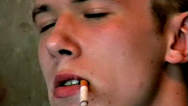 Максим наслаждается курением в одиночестве - Maxim Enjoys Smoking Alone