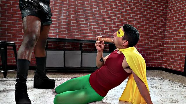 Cosplay IR bottom barebacked by a Black top in leather