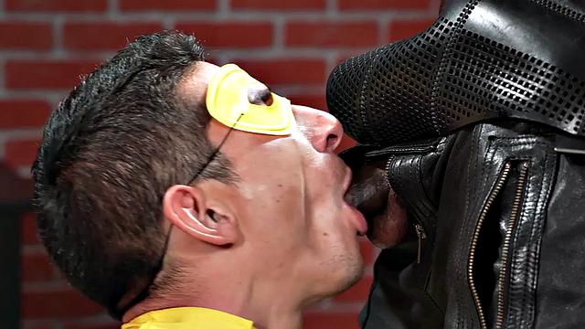 Cosplay IR bottom barebacked by a Black top in leather