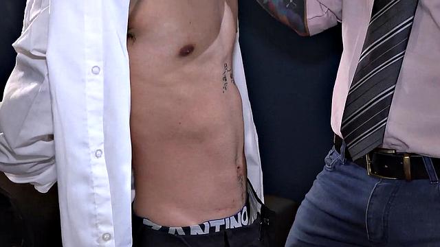 смотри, как мускулистый папик жестко трахается с латинским очкариком без резинки