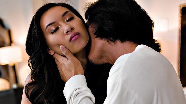 азиатская малышка - сначала языком по работе, потом верхом, как чемпионка