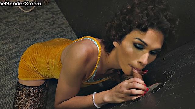 Tgirl deepthroating from gloryhole