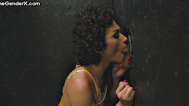 Tgirl deepthroating from gloryhole