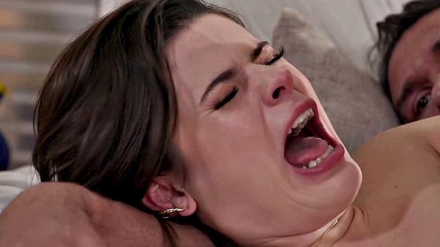 куколд глотает слюни, пока жена получает по полной в попу