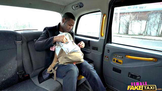 Таксистка с большими сиськами и сумкой игрушек развлекает Даррелла без тормозов в укромном месте, а потом смеется: ну что, игрушки пригодились?