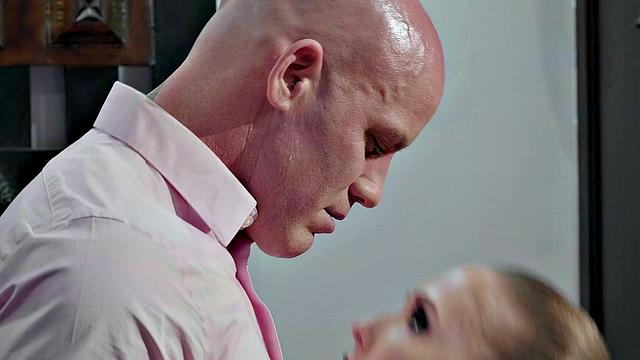 Милфа в чулках: Ленка мстит эксу и лижет мохнатку прямо в офисе