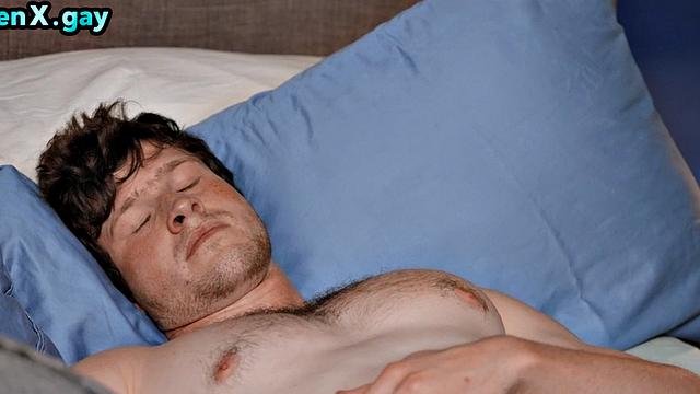 качок трахается с двумя парнями без резинки и кончает им на лица