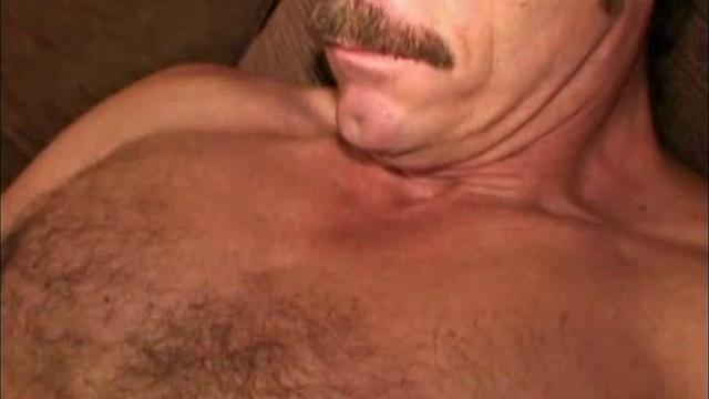 зрелый ричард дрочит по-взрослому и кончает густо