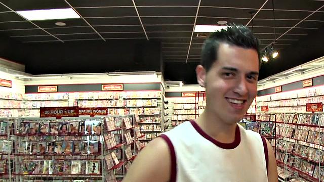 Fooled str8 sucked by man in gloryhole before filling his mouth